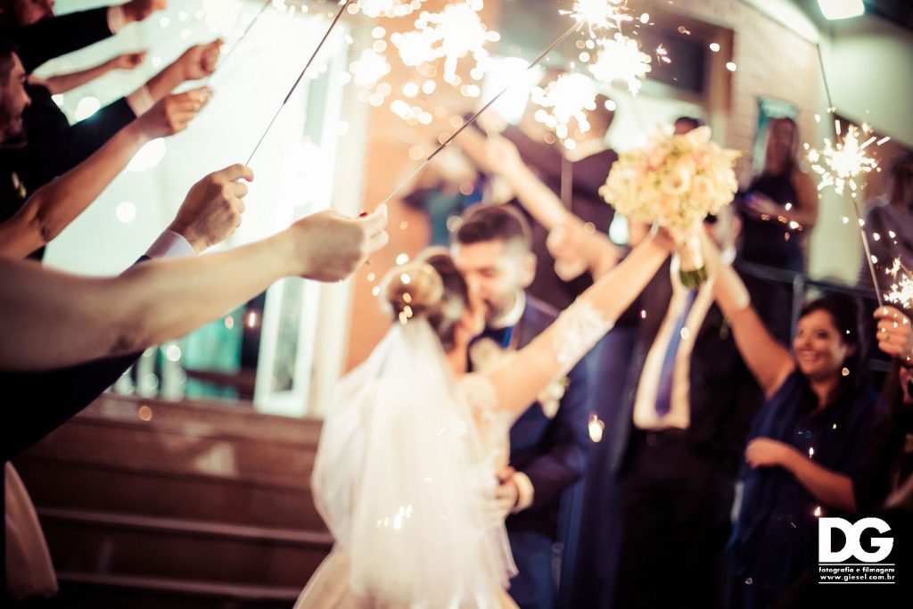 beijo dos noivos na saÃda do casamento em porto alegre