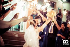 beijo dos noivos na saÃda do casamento em porto alegre